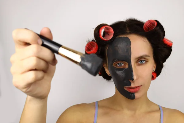 Ung Vacker Hemmafru Flicka Tillämpar Kosmetisk Mask Hennes Ansikte — Stockfoto