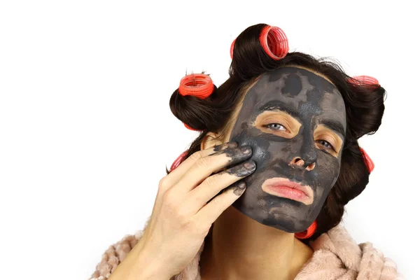 Ung Vacker Hemmafru Flicka Tillämpar Kosmetisk Mask Hennes Ansikte Isolerad — Stockfoto