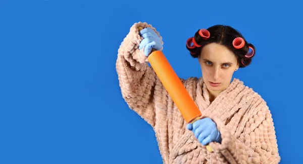 Angry Young Housewife Curlers Holding Rolling Pin Domestic Violence — Stock Photo, Image