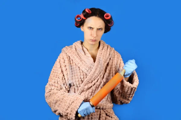 Angry Young Housewife Curlers Holding Rolling Pin — Stock Photo, Image