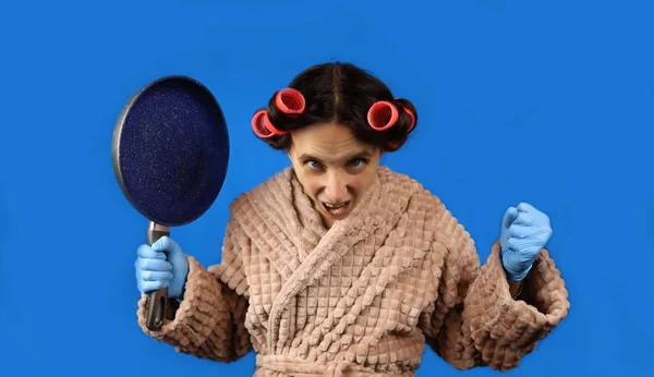 Boze Huisvrouw Krulspelden Met Een Koekenpan Hand Schreeuwt Een Blauwe — Stockfoto