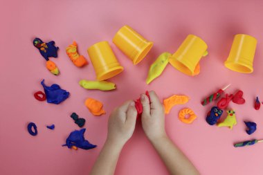 Masadaki renkli kilden şekillenen çocuk.