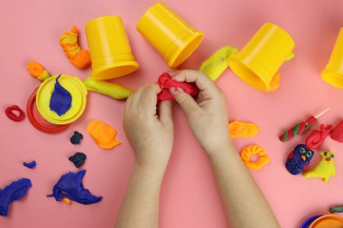 Masadaki renkli kilden şekillenen çocuk.