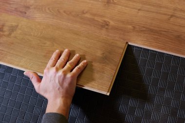 İşçi zemine kaplama döşeme döşemesi kuruyor