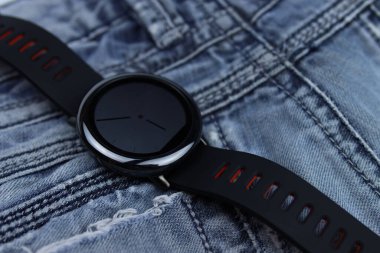 Kot arka planında akıllı saate dokun