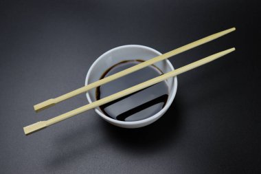 Tahta yemek çubukları, soslu suşi çubukları.