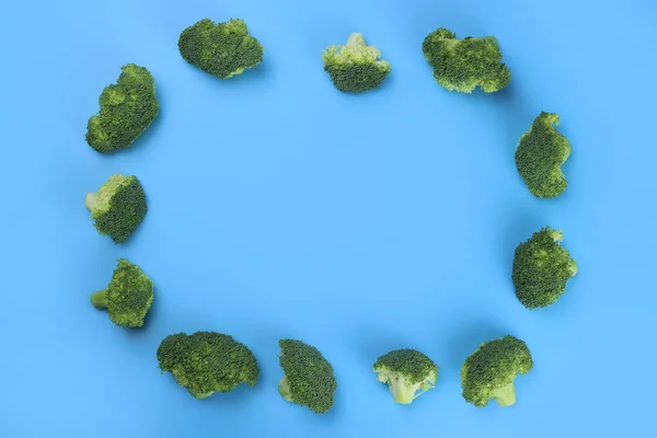 Brokoli Frame Pada Latar Belakang Biru Makanan Sehat Ruang Untuk — Stok Foto