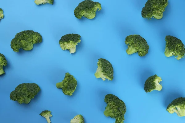 Brokoli Dengan Latar Belakang Biru Makanan Sehat Vegetarian — Stok Foto