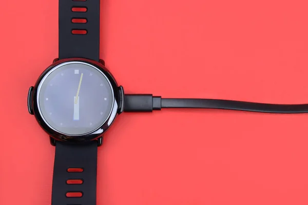 Montre Intelligente Noire Charge Sur Fond Rouge Gros Plan — Photo