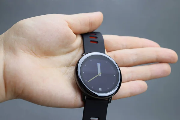 Main Tenant Tactile Smartwatch Avec Affichage Rond — Photo