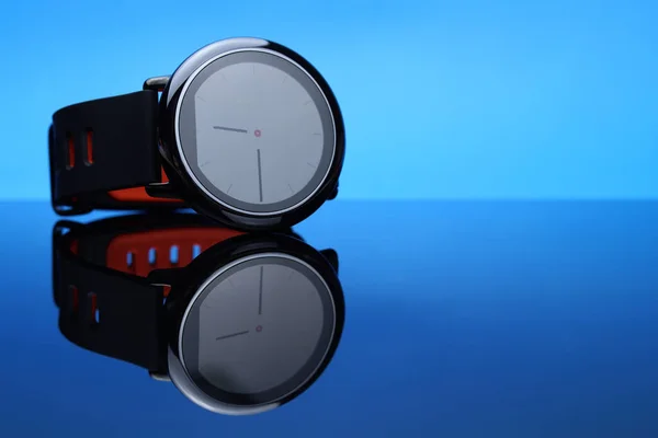 Reloj Inteligente Táctil Con Una Pantalla Redonda Sobre Una Superficie — Foto de Stock