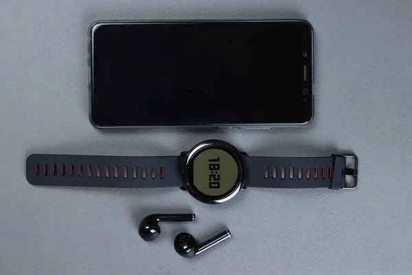 Gadgets Sobre Fondo Gris Reloj Inteligente Auriculares Bluetooth Teléfono — Foto de Stock