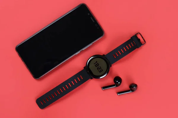 Gadżety Czerwonym Tle Smartwatch Słuchawki Bluetooth Telefon — Zdjęcie stockowe