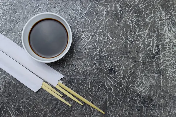 Stäbchen Aus Holz Sushi Sticks Und Topf Mit Sauce Auf — Stockfoto