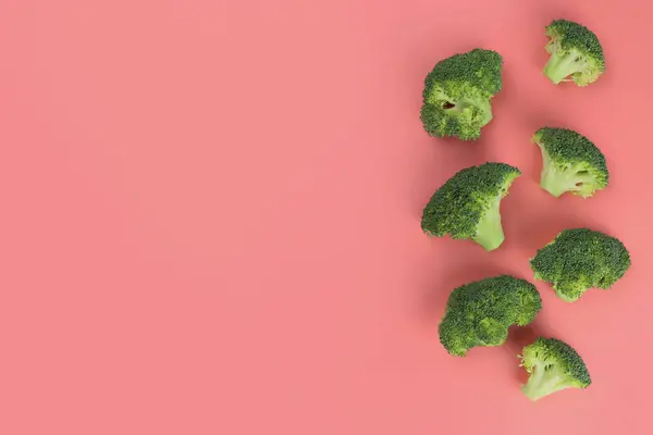 Broccoli Freschi Sfondo Rosa Cibo Sano Vegano — Foto Stock