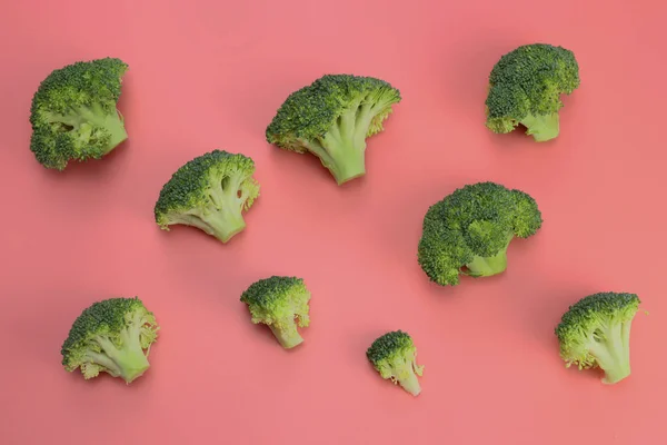 Brokoli Segar Dengan Latar Belakang Merah Muda Makanan Sehat Vegan — Stok Foto