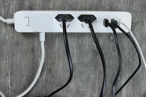 Tira Alimentación Con Múltiples Cables Eléctricos Conectados Sobre Fondo Gris — Foto de Stock