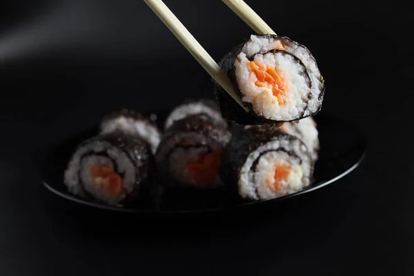 Bețivan Care Deține Rulou Sushi Somon Sau Păstrăv — Fotografie, imagine de stoc