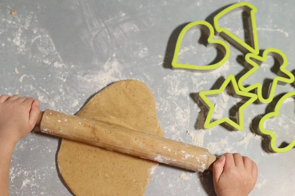 Barn Rullar Degen För Pepparkakor Med Rullande Nål Bordet — Stockfoto