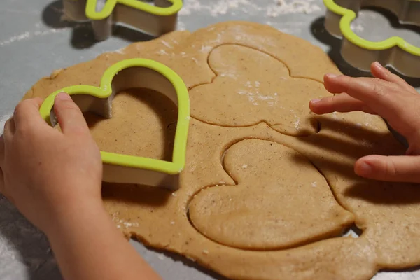 Childmakes Pepparkakor Deg Kakform Bordet — Stockfoto