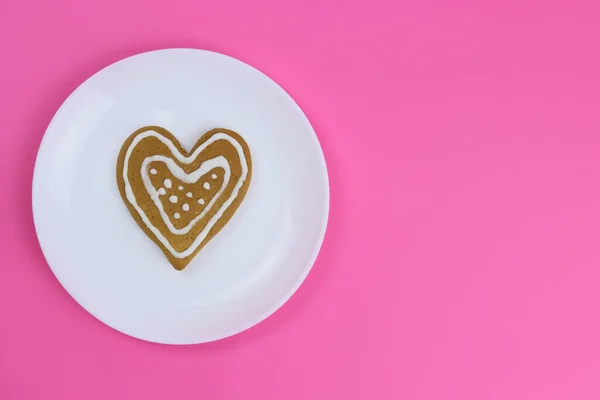 Galletas Jengibre Corazones Plato Blanco Sobre Fondo Rosa — Foto de Stock