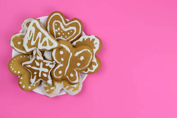 Pão Gengibre Pintado Mão Uma Chapa Fundo Rosa — Fotografia de Stock