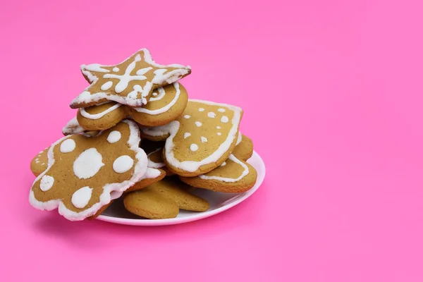 Pão Gengibre Pintado Mão Uma Chapa Fundo Rosa — Fotografia de Stock