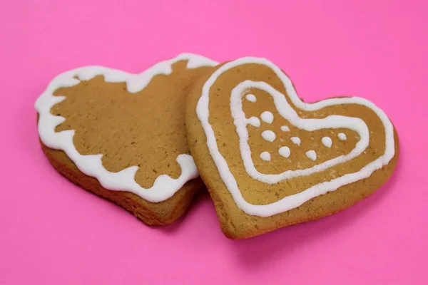 ジンジャーブレッドクッキーの心ピンクの背景 — ストック写真