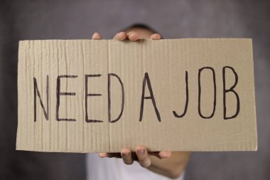 Üzerinde yazı olan karton bir işe ihtiyaç duyar. İş arama kavramı, bir azaltma