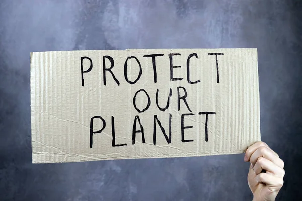 Manos Sosteniendo Cartel Cartón Con Una Inscripción Salvar Nuestro Planeta — Foto de Stock