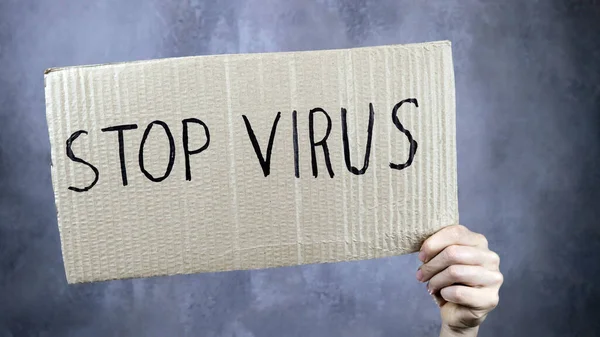 Mano Sostiene Cartel Del Virus Stop Sobre Fondo Gris —  Fotos de Stock