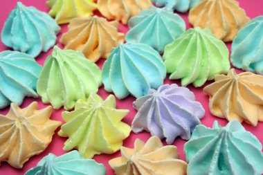 Pembe arka planda renkli kremalar. Çöl, tatlı arka plan, pasta dükkanı konsepti.