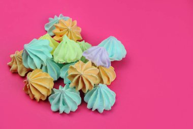 Pembe arka planda renkli kremalar. Çöl, tatlılar, pastane konsepti.