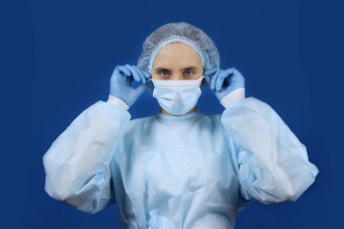 Hemşire ya da doktor koruyucu maske takar.