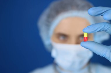 Doktor ya da hemşire ilaç, kapsül ve konsept ilaç verir. Seçici odak