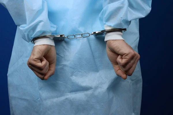 Doktor Megbilincselve Kezek Közelről Orvosi Korrupció Vesztegetés Bűnözés Fogalma — Stock Fotó