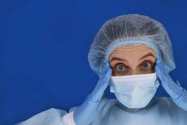 Zszokowana Przerażona Kobieta Lekarz Lub Pielęgniarka Niebieskim Tle — Zdjęcie stockowe