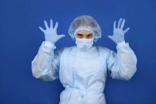 Zszokowana Przerażona Kobieta Lekarz Lub Pielęgniarka Niebieskim Tle — Zdjęcie stockowe