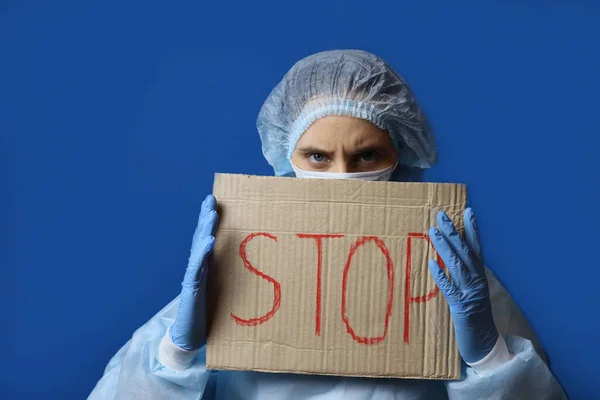 Kobieta Lekarz Trzymający Plakat Stop Koncepcja Zwalczania Wirusów Bakterii — Zdjęcie stockowe