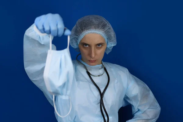 Kobieta Lekarz Trzyma Medyczną Maskę Ochronną Skupienie Selektywne — Zdjęcie stockowe