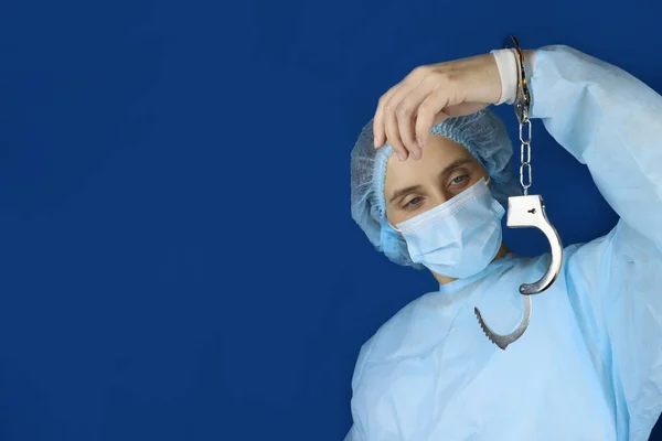 Vrouwelijke Dokter Handboeien Concept Van Medische Corruptie Omkoping Kopieer Ruimte — Stockfoto