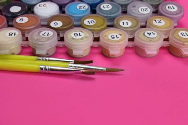 Pembe üzerine numaralar çizmek için akrilik boya ve fırça seti