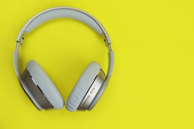 Kablosuz teknolojiler. Sarı arka planda tam boy kulaklık.