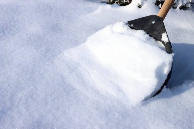 Kürek kardan sonra karı temizler.