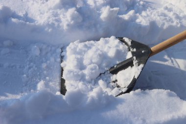 Kürek kardan sonra karı temizler.