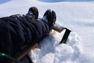 Çocuk kızağın içinde. Aktif kış tatili