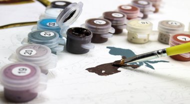 fırça tuvaldeki rakamlara göre resim çizer