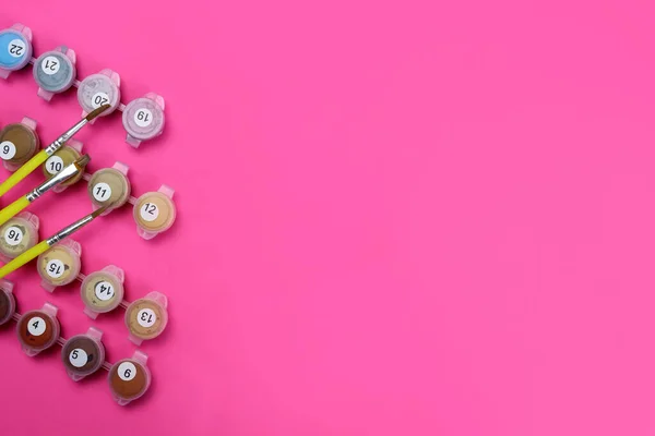 Set Acrylfarben Und Pinsel Zum Malen Nach Zahlen Auf Rosa — Stockfoto