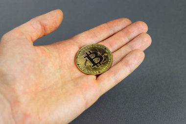 Gri arkaplandaki altın bitcoin
