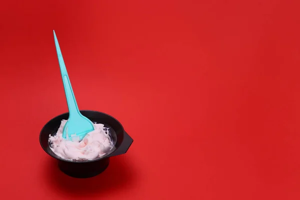 Tinte Para Cabello Con Cepillo Tazón Sobre Fondo Rojo Espacio — Foto de Stock